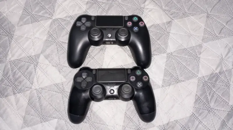 Consola PS4 con juegos incluidos y dos mandos - 4