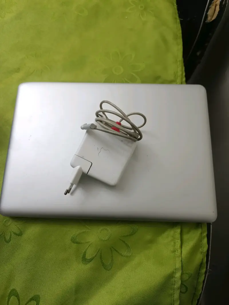Laptop MacBook con cargador - 1