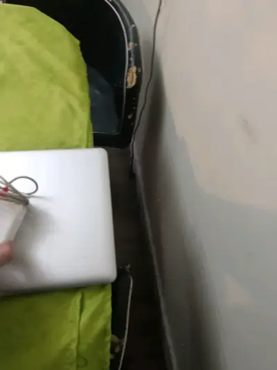 Laptop MacBook con cargador - miniatura 2