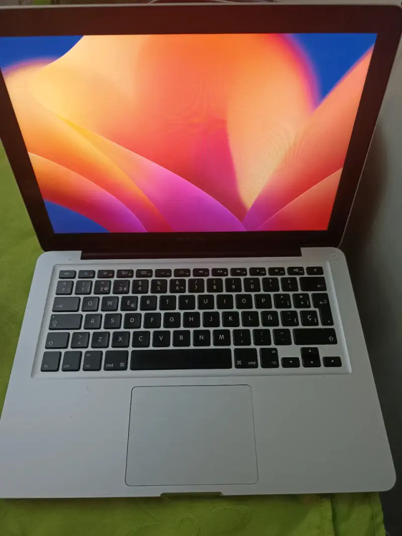 Laptop MacBook con cargador - 4