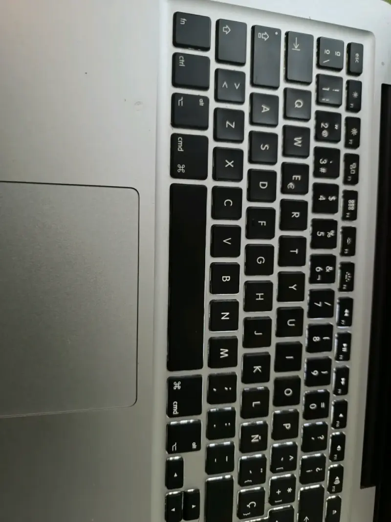 Laptop MacBook con cargador - 6