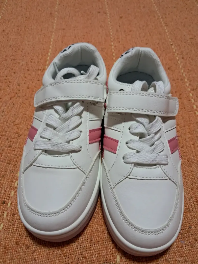 Zapatillas blancas con tiras rosas - 1