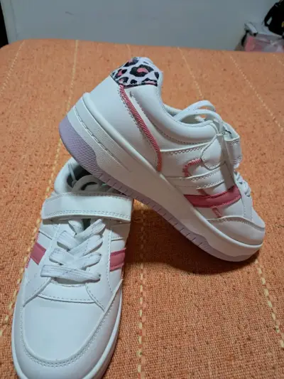 Zapatillas blancas con tiras rosas - miniatura 3