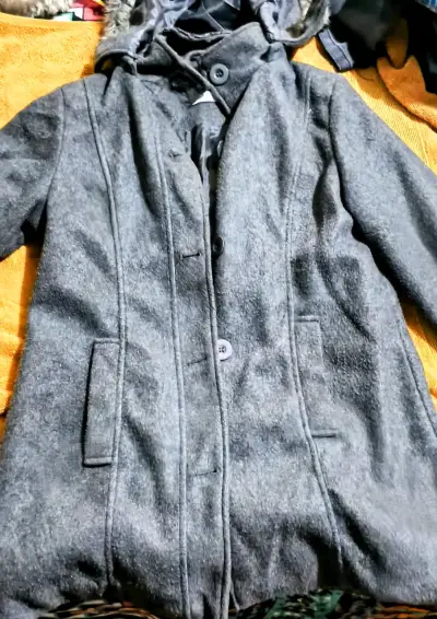 Abrigo gris con capucha - miniatura 2