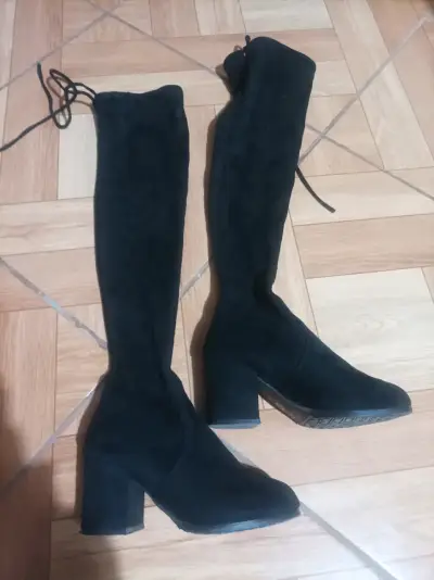 Botas negras de tacón alto - miniatura 1