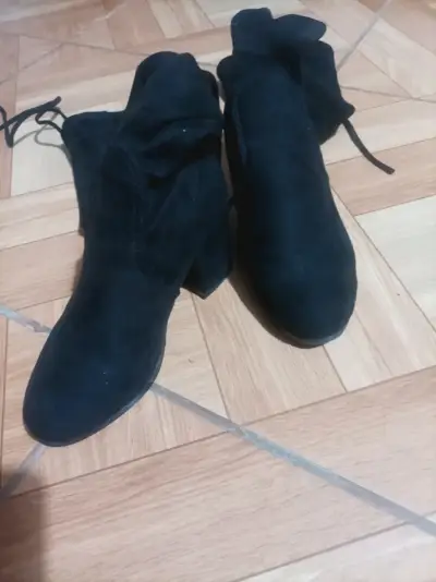 Botas negras de tacón alto - miniatura 2
