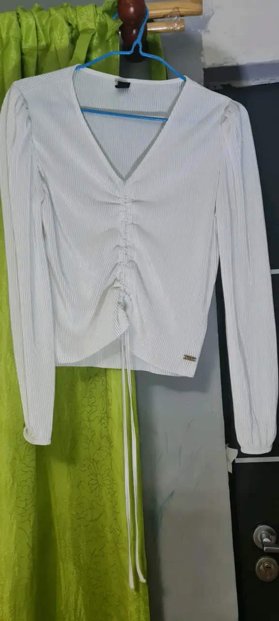 Blusa blanca con fruncido