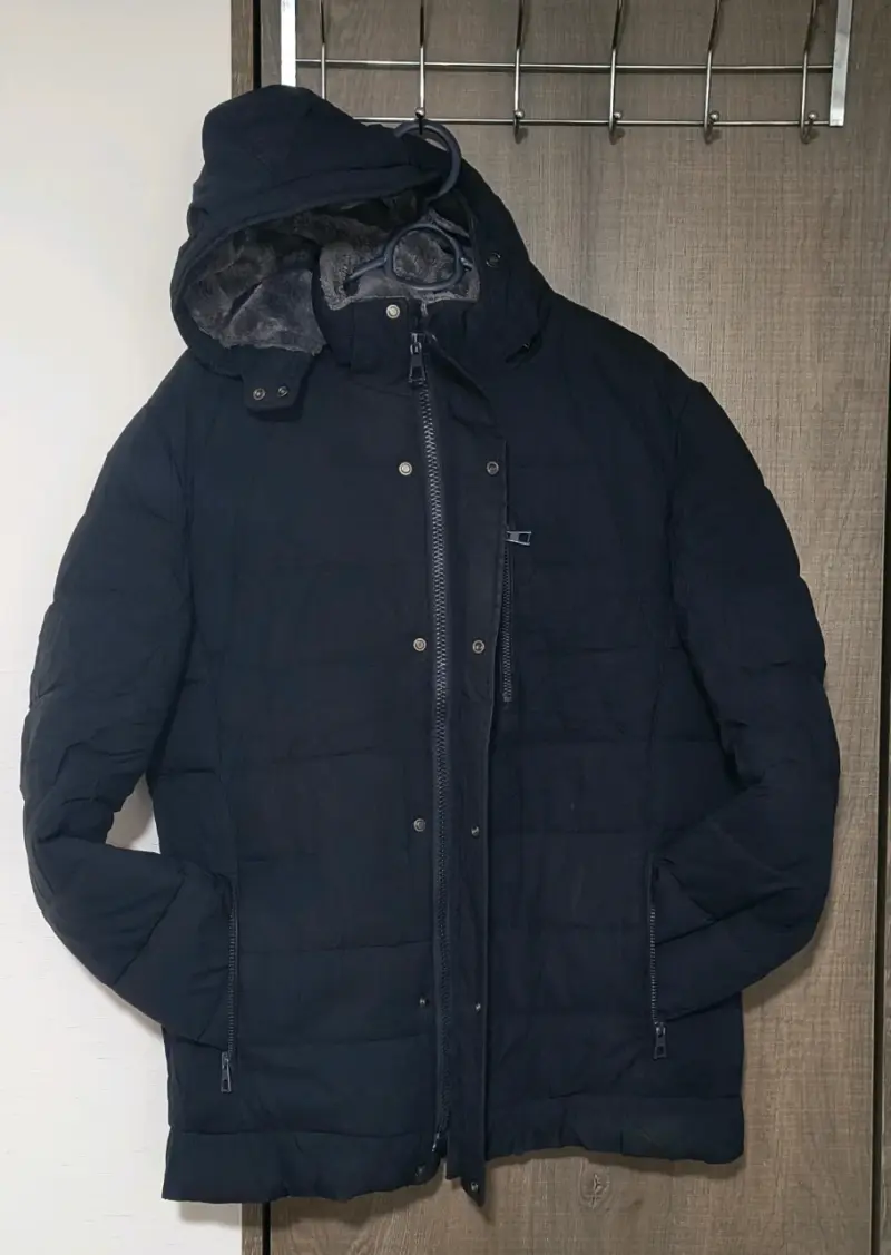 Parka negra acolchada con capucha - 1