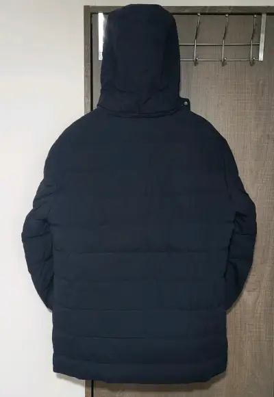 Parka negra acolchada con capucha - miniatura 2