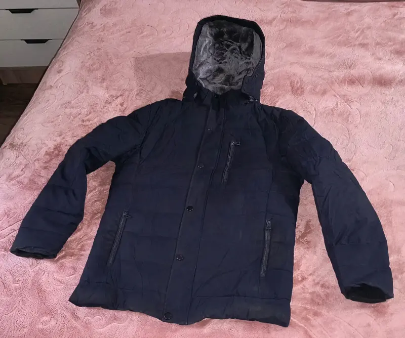 Parka negra acolchada con capucha - 3