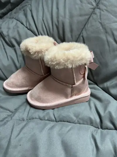Botas de bebé rosadas con peluche - miniatura 1