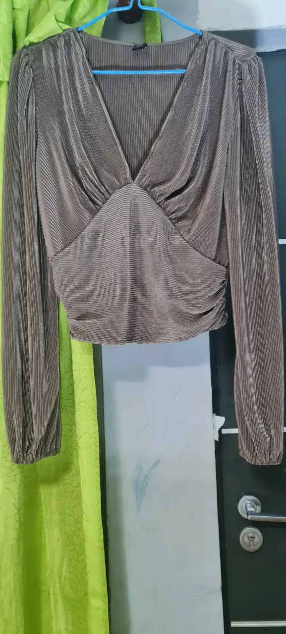 Blusa café plisada con mangas