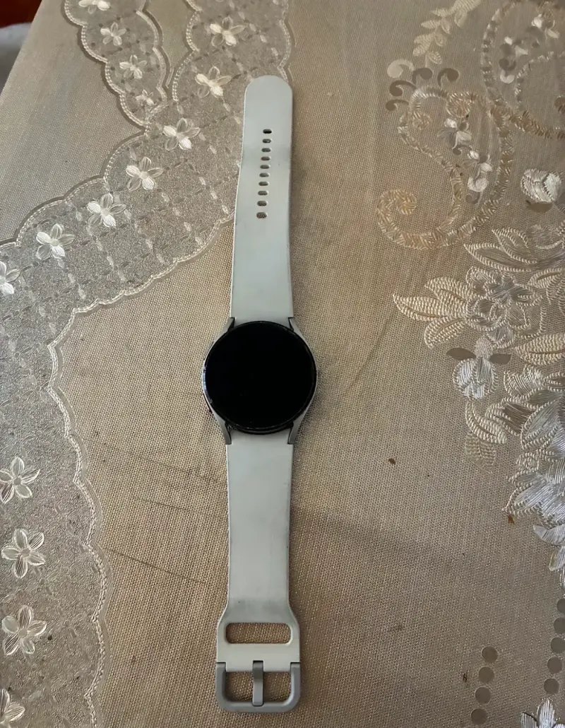 Reloj inteligente con correa blanca - 1