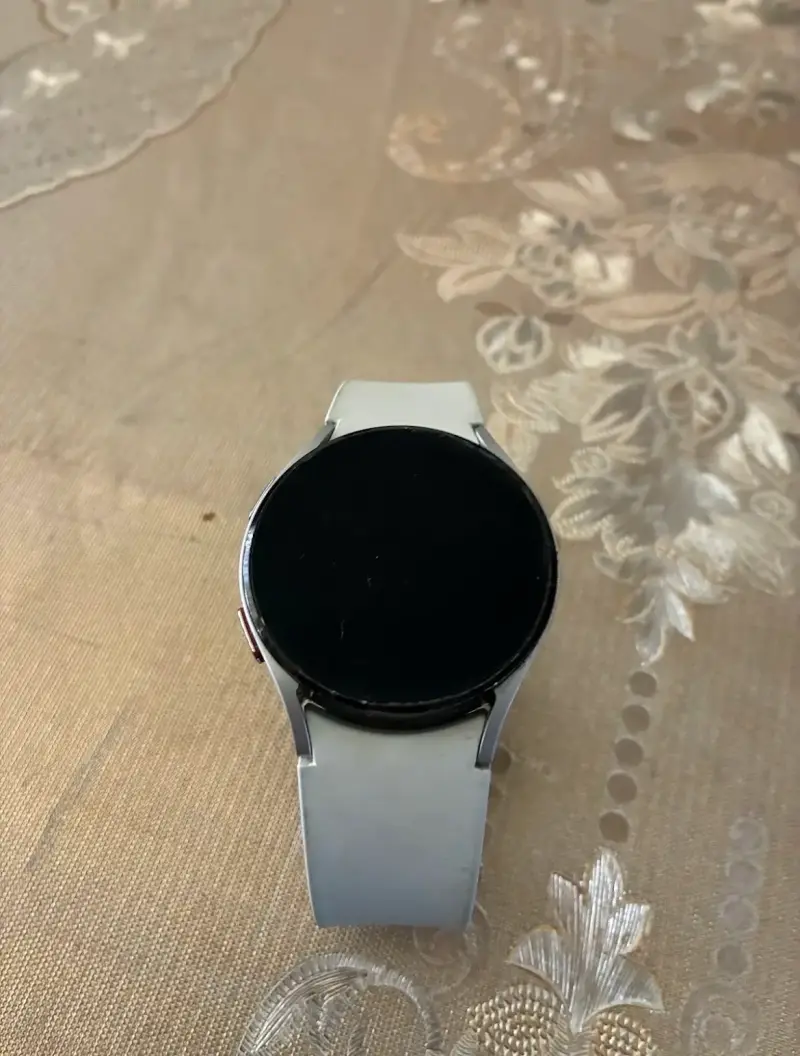 Reloj inteligente con correa blanca - 2