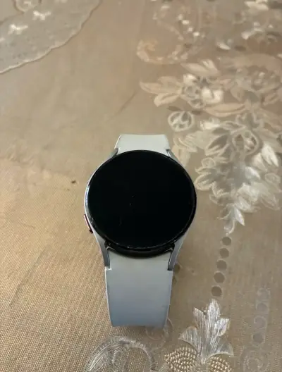 Reloj inteligente con correa blanca - miniatura 2