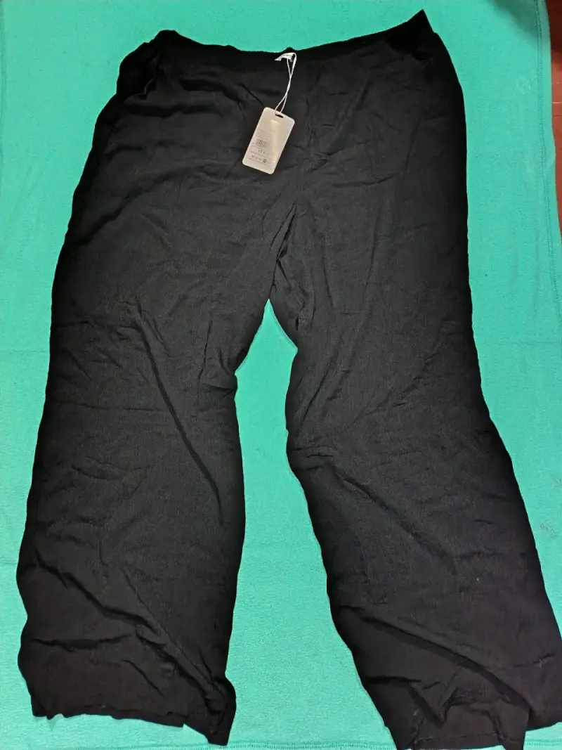 Pantalones negros livianos etiqueta - 1