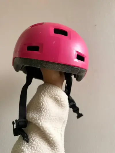 Casco de bicicleta rosa - miniatura 1