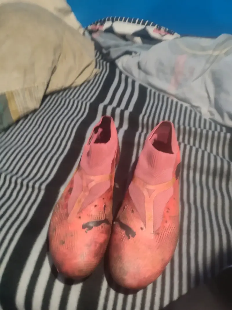Botines de fútbol rosados