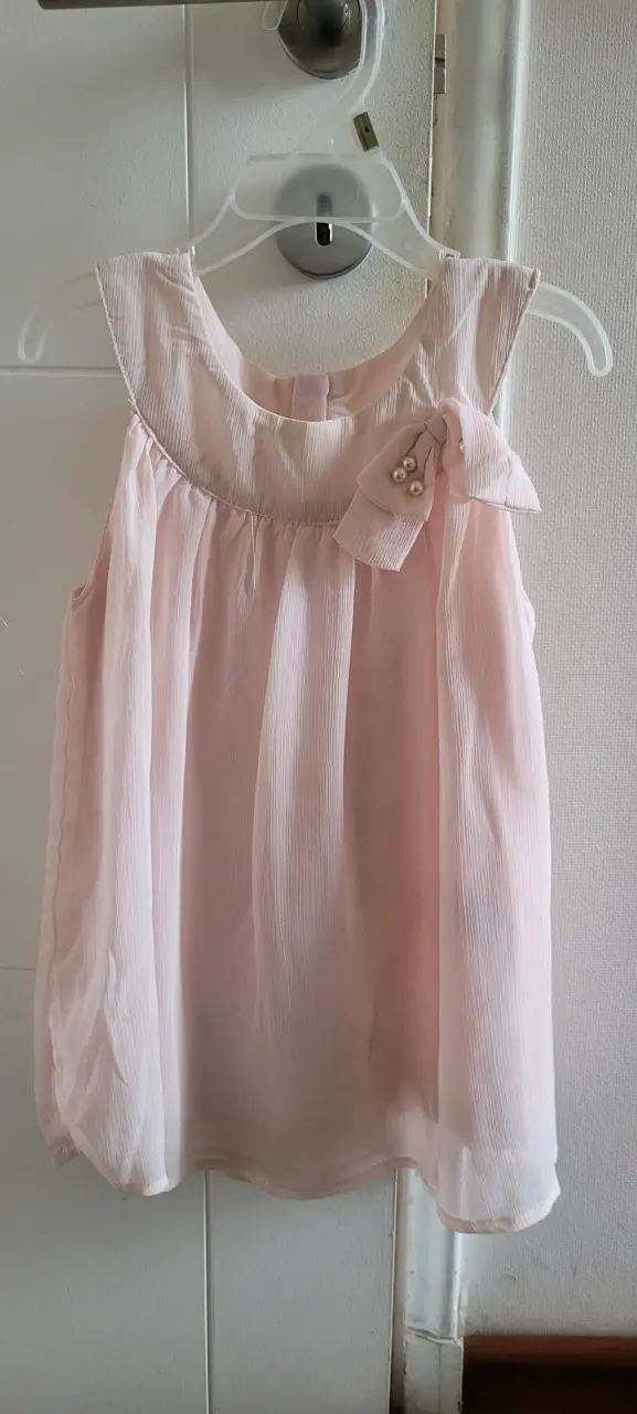 Vestido rosa con lazo y perlas. Limonada.