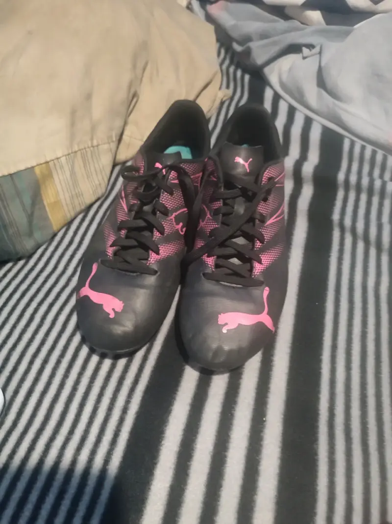 Zapatillas deportivas negras y rosas