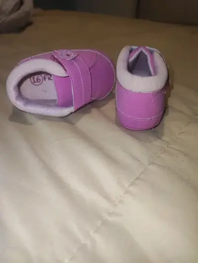 Zapatos rosados para bebé - miniatura 3