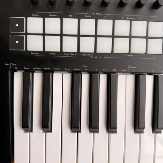 Teclado controlador MIDI Launchkey 25 - 3