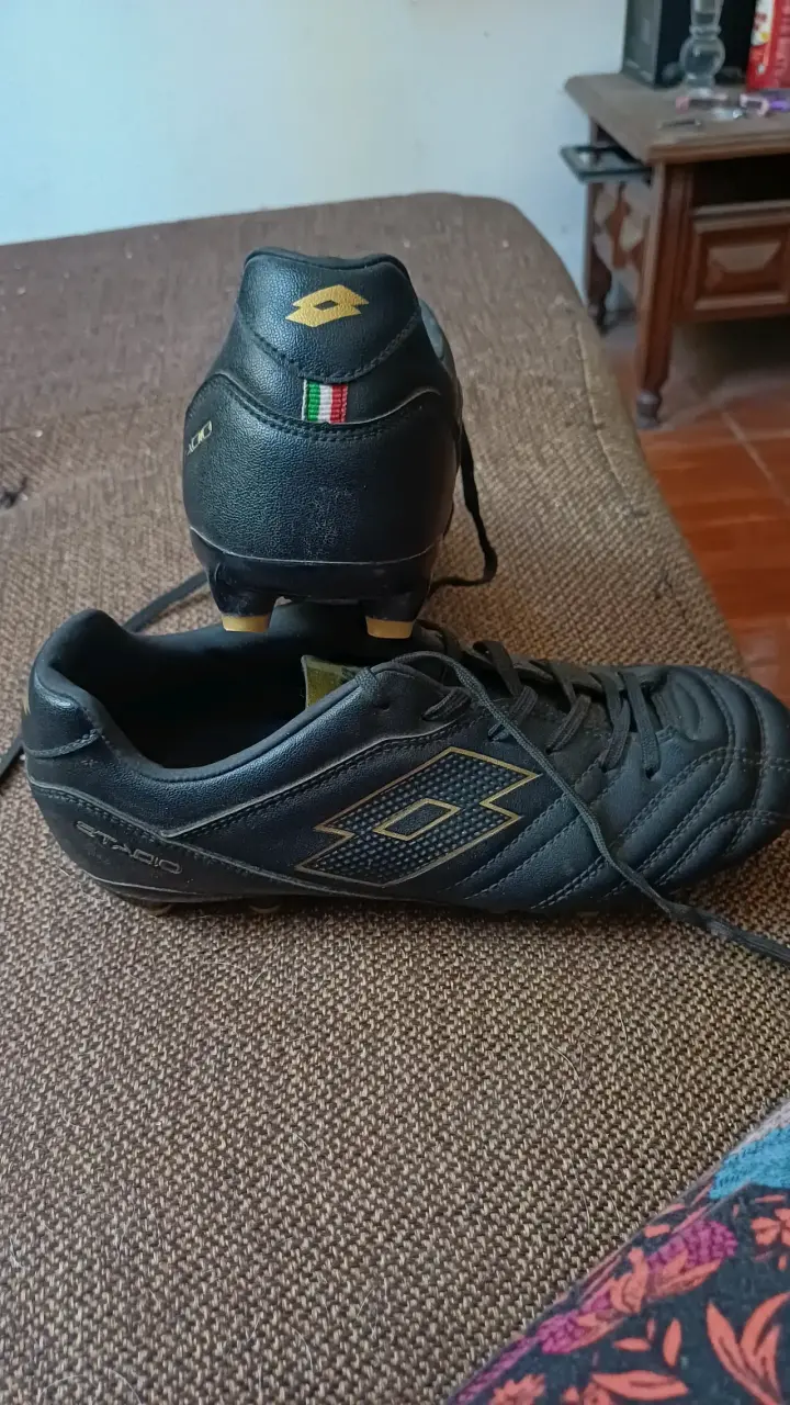 Zapatos de fútbol negros Lotto - 1