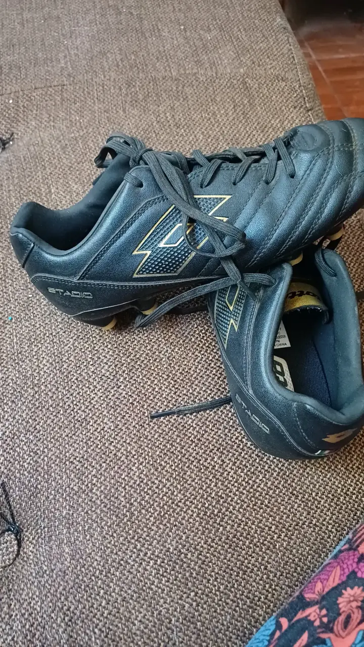 Zapatos de fútbol negros Lotto - 4