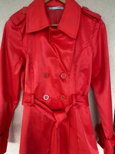 Abrigo rojo impermeable - miniatura 2