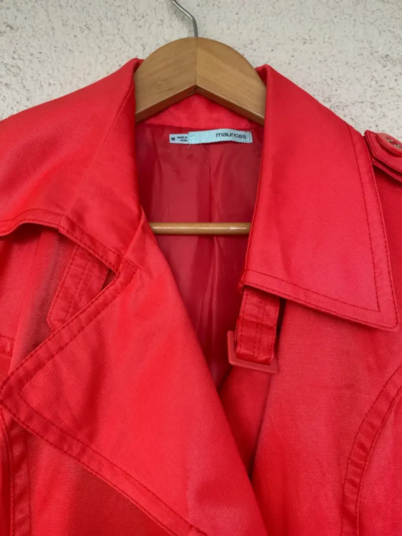 Abrigo rojo impermeable - 3