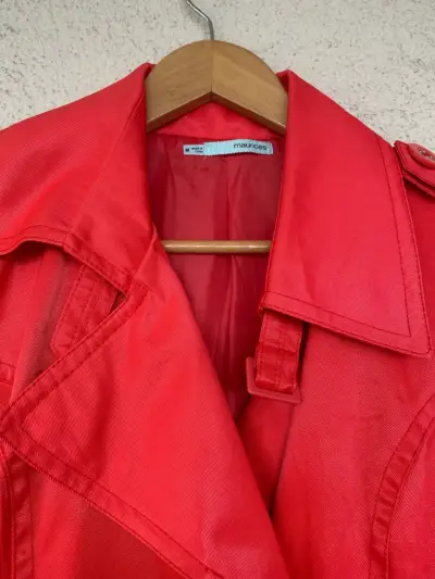 Abrigo rojo impermeable - miniatura 3