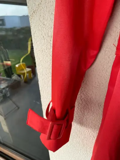 Abrigo rojo impermeable - miniatura 4