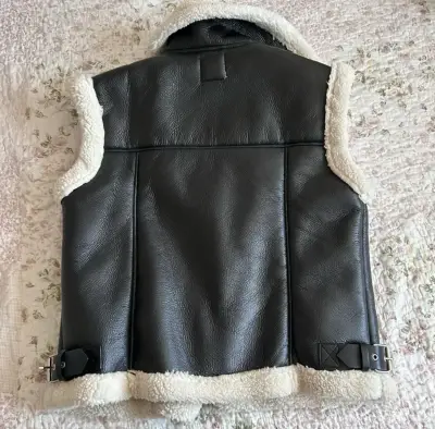 Chaqueta efecto cuero sin mangas con chiporro - miniatura 2