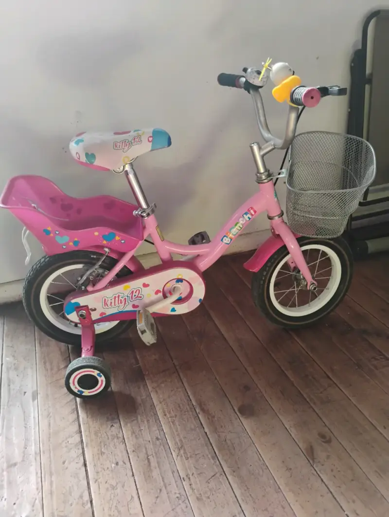 Bicicleta infantil rosa con canasto