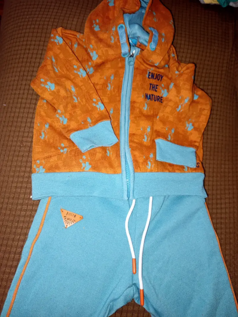 Conjunto infantil naranja y azul