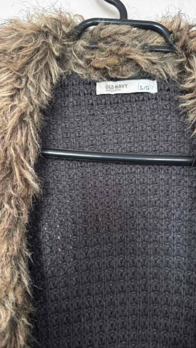 Cárdigan gris con cuello de piel Old Navy - miniatura 2