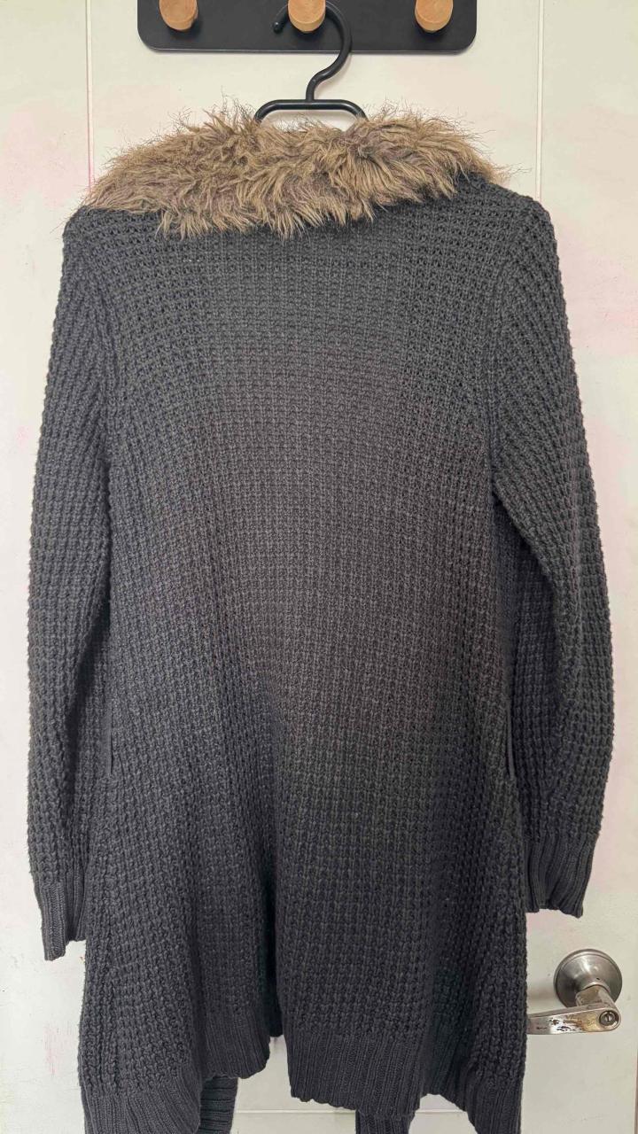Cárdigan gris con cuello de piel Old Navy - 5