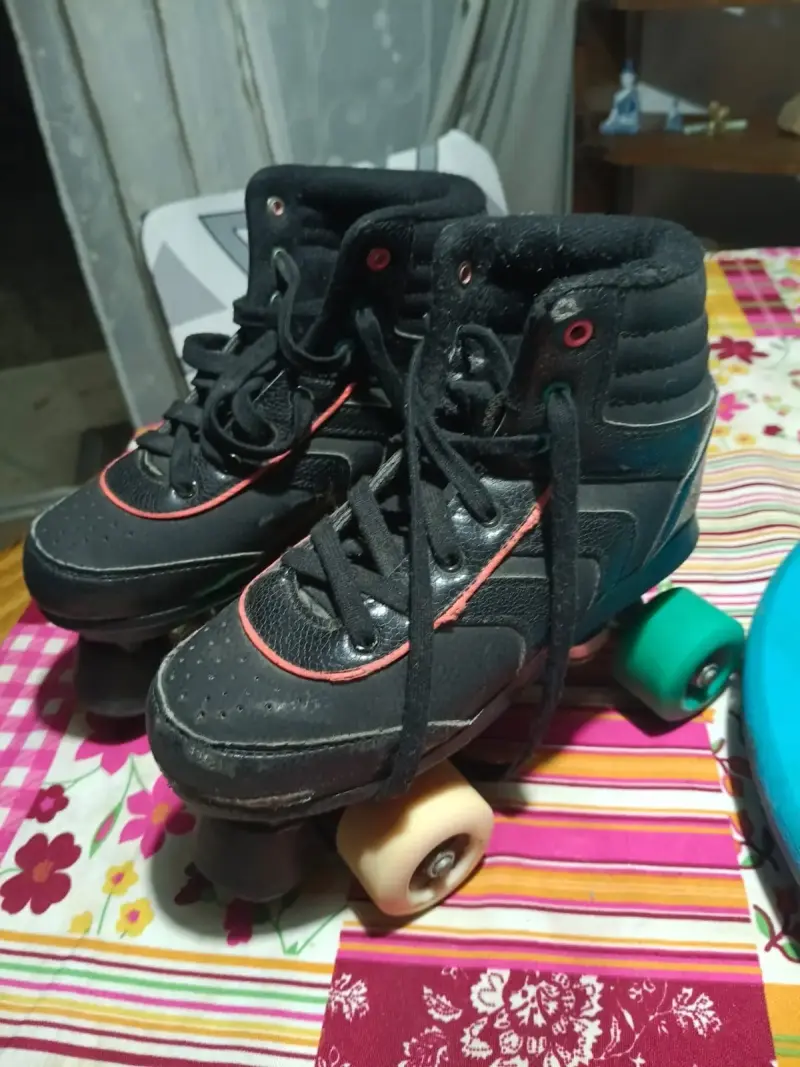 Patines de cuero negro usados