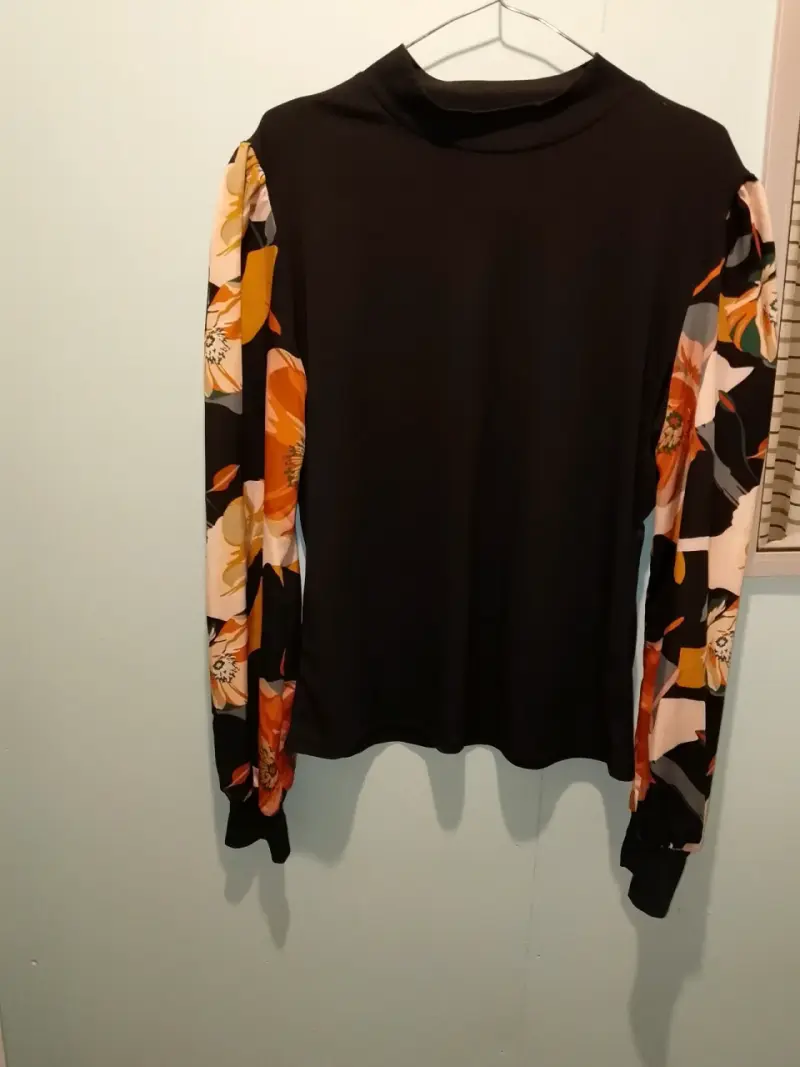Polera negra con mangas florales - 1