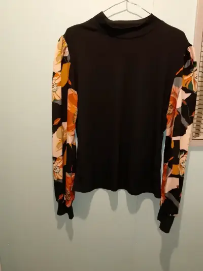 Polera negra con mangas florales - miniatura 1