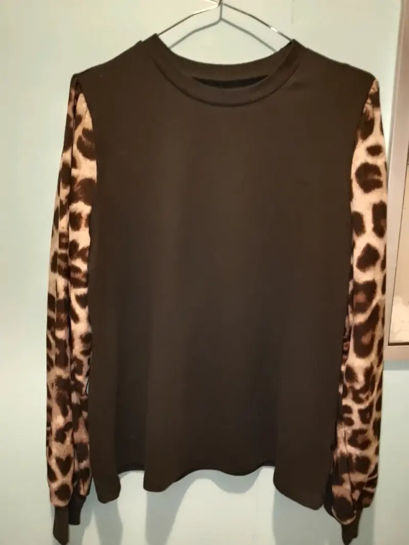 Polera negra con mangas florales - 2