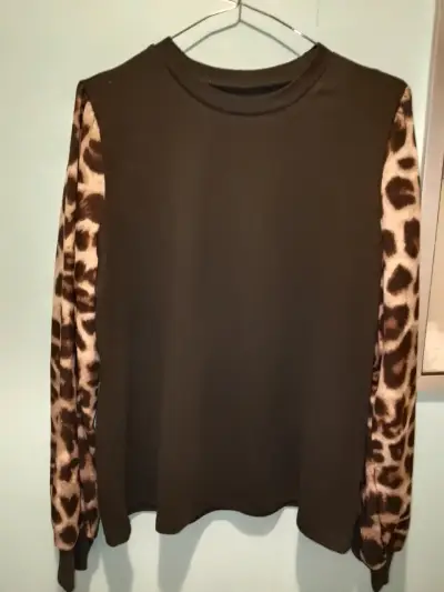 Polera negra con mangas florales - miniatura 2