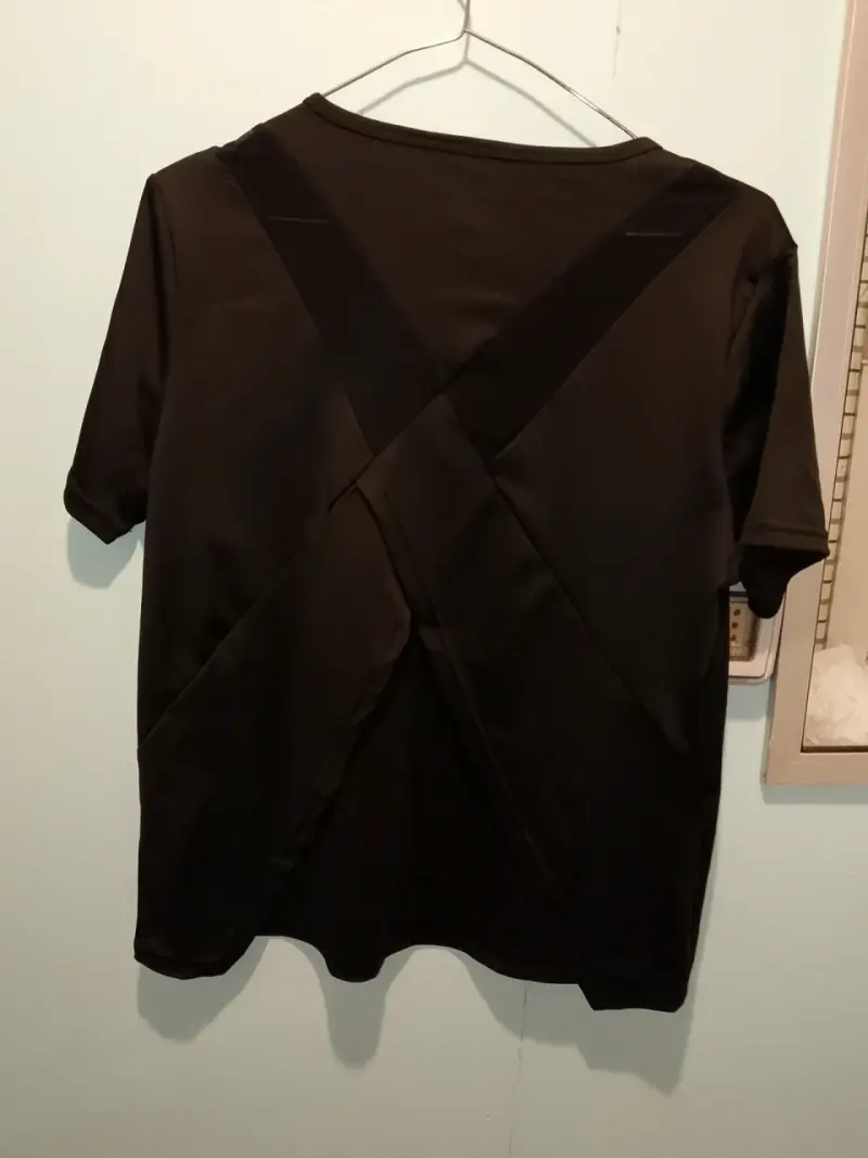 Polera negra con mangas florales - 3