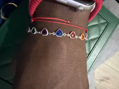 Pulsera con dijes de colores - miniatura 1