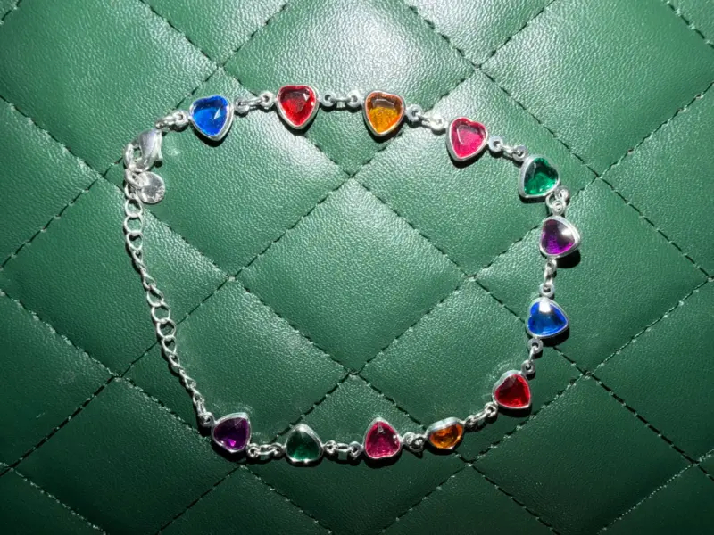 Pulsera con dijes de colores - 2