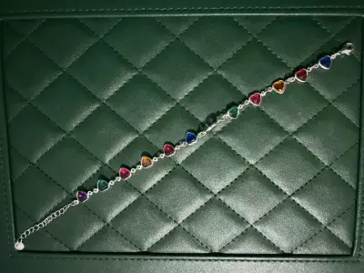 Pulsera con dijes de colores - miniatura 3