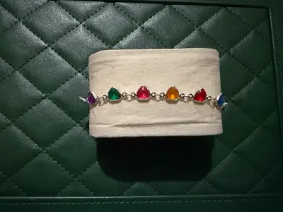 Pulsera con dijes de colores - miniatura 4