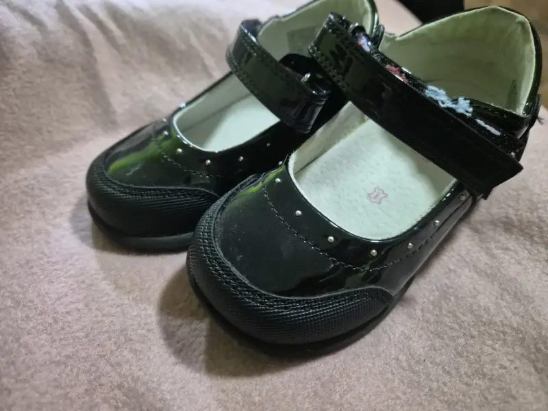 Zapatos negros de charol para niña - 1