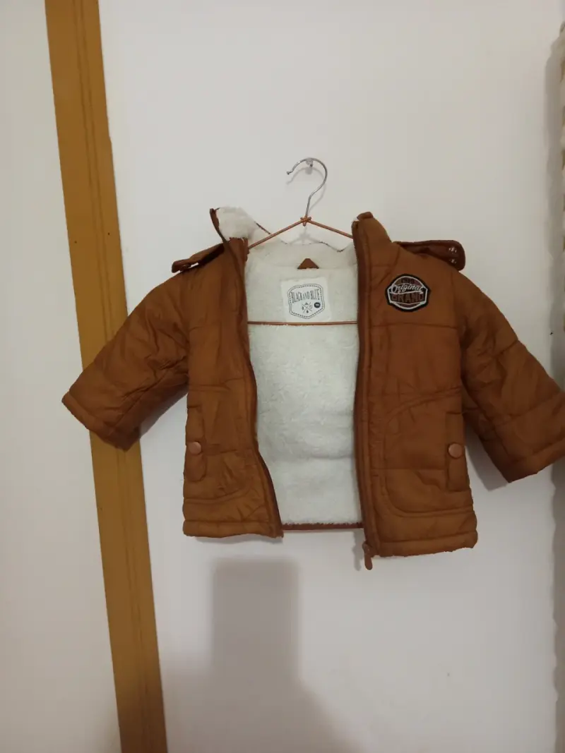 Chaqueta infantil marrón con capucha