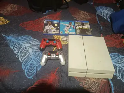 Consola PS4 con juegos y controles - miniatura 1